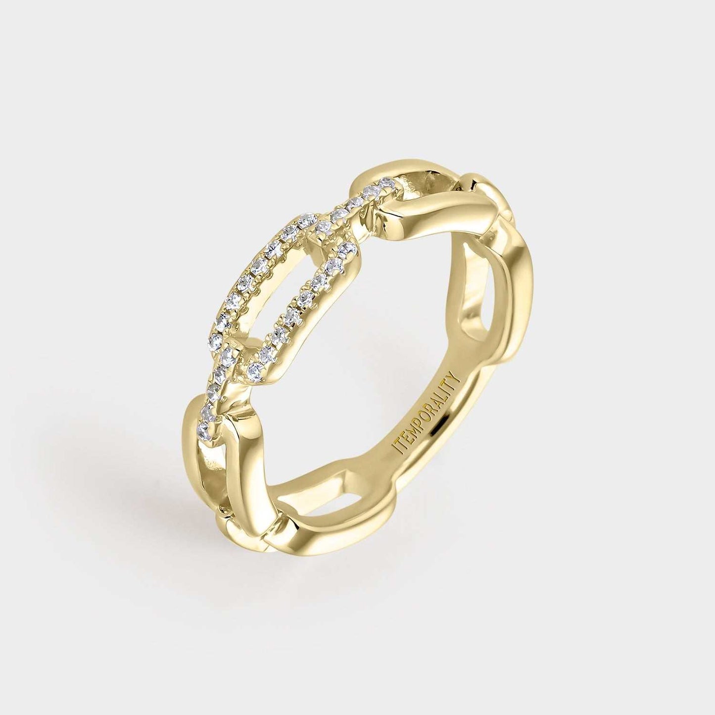 Anillo  de plata bañada en oro amarillo con eslabones rectangulares unidos por una barra y circonitas blancas