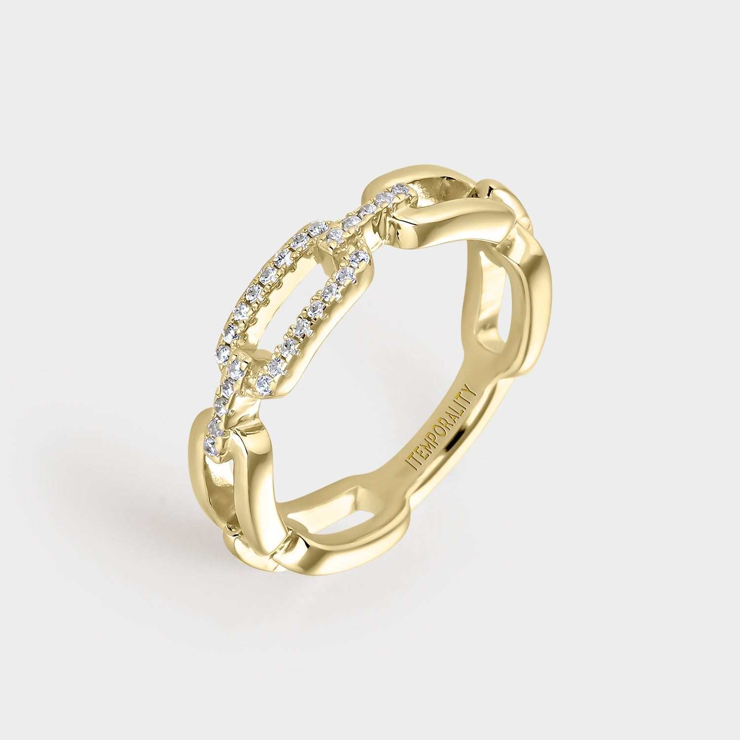 Anillo  de plata bañada en oro amarillo con eslabones rectangulares unidos por una barra y circonitas blancas