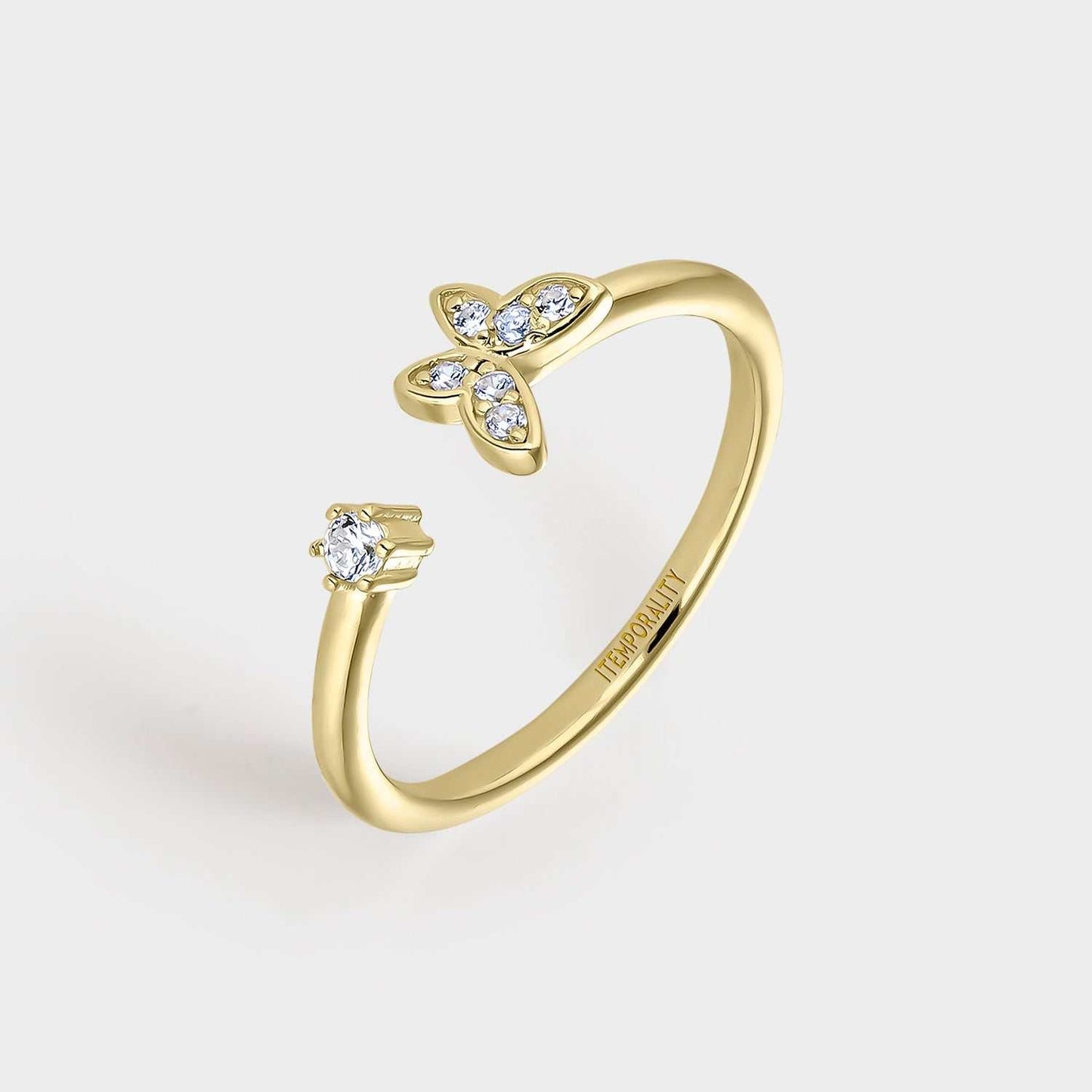 Anillo  de plata bañada en oro amarillo abierto con motivo de mariposa y flor ambos con circonitas blancas