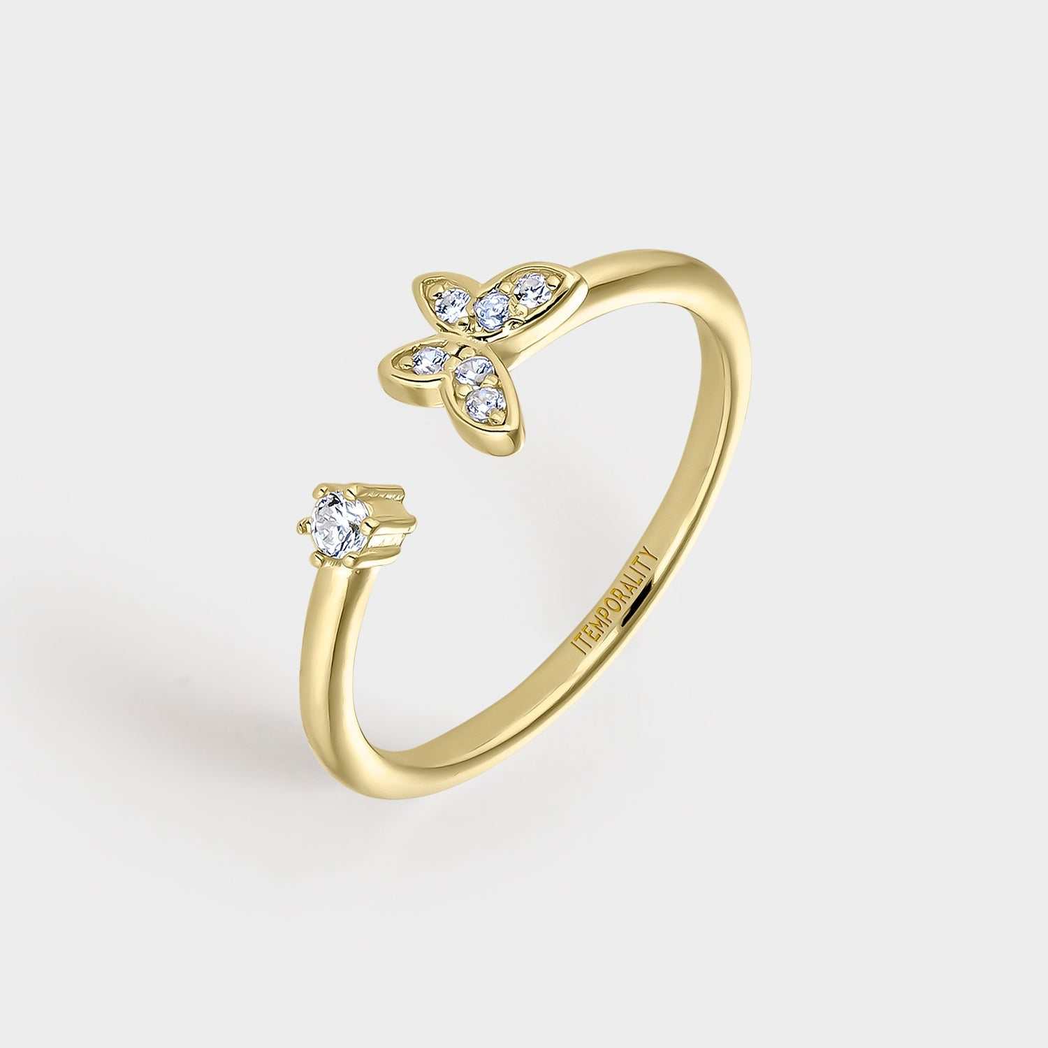 Anillo  de plata bañada en oro amarillo abierto con motivo de mariposa y flor ambos con circonitas blancas