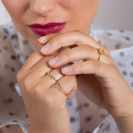 Anillo satélite peridotos bañado en oro